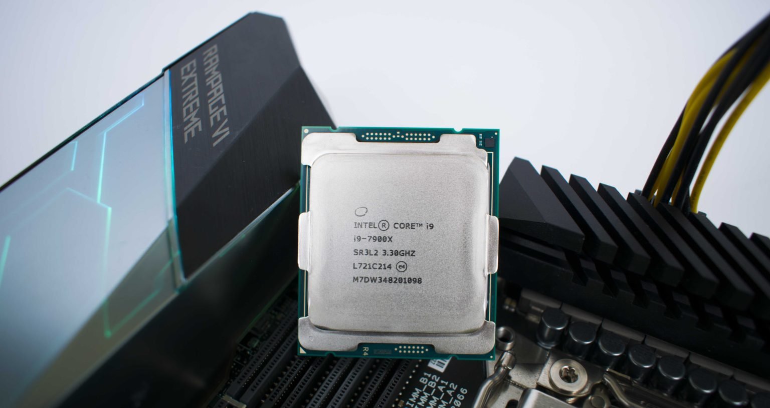 Как подобрать процессор. I 09 sroew процессор. Intel i9 7900x оригинал фотографии. Процессор i09 sroew v131a867. Процессор не подошел.